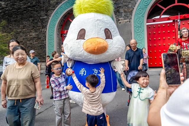 南报快评 | 实名表扬南京！“宠客”背后有一本经济账