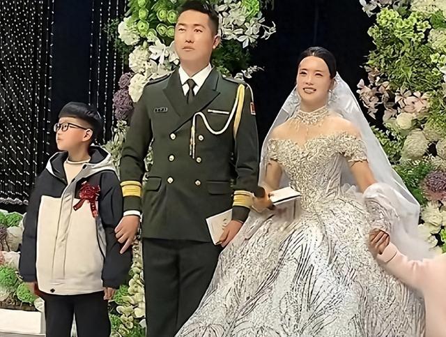 升旗手张自轩结婚，妻子颜值高，岳父赠奥迪给银行卡	，实力不简单