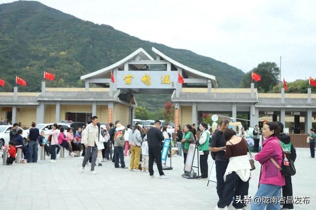 国庆第三日，官鹅沟秋色正浓人气旺