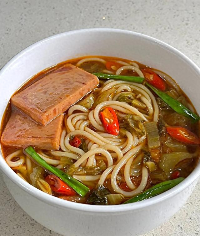 降温必吃！酸辣酸菜米粉：10分钟搞定的开胃暖锅