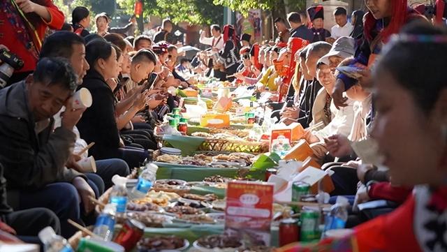 绿春长街古宴丨绿春：八方宾客共赴长街古宴 通信铁军护航民族团结盛会