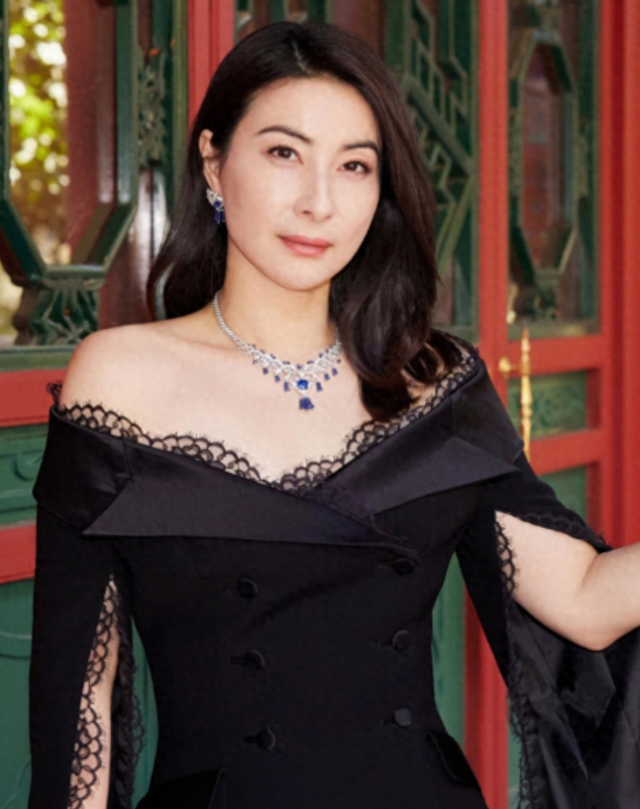 结婚13年，44岁郭晶晶再次迎来喜讯，又一次证明了霍启刚的眼光