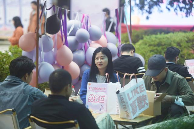 9个媒人说媒，赶鸭子上架般领证结婚