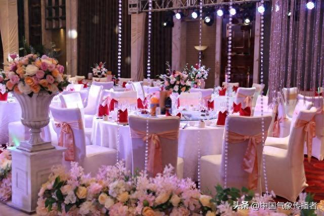 双节消费大反转！婚宴冷了、茅台跌了、螃蟹腰斩，年轻人在买啥？