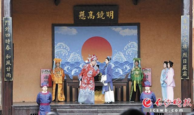 乘小火车穿越百年古镇 泡着温泉品味宋代美学