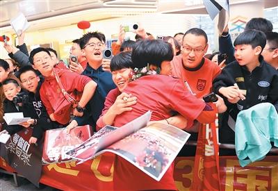 众多球迷接机U23国足