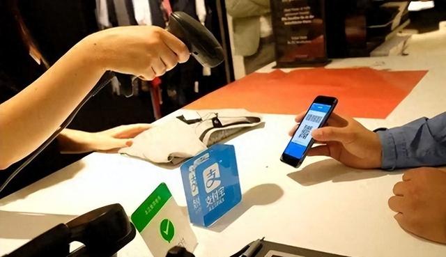 美国华人直言：中国手机扫码支付是最不智能的发明！