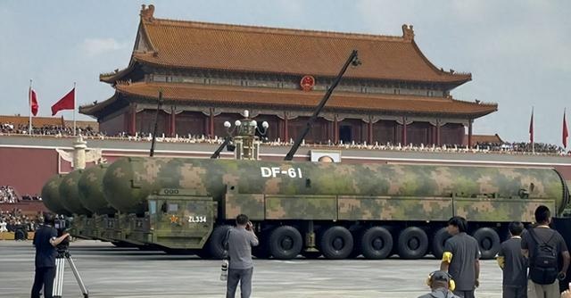 93阅兵中方没藏着，东风61震动美方，特朗普亲表祝贺，终于怕了？