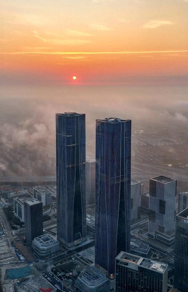 上海浦东又爆新地标！粉色沙滩、空中云桥、科幻双子塔…全免费！
