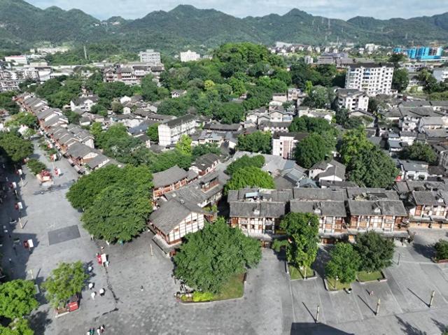 海外华媒参访重庆千年古镇 感受传统与现代结合的文旅新动能