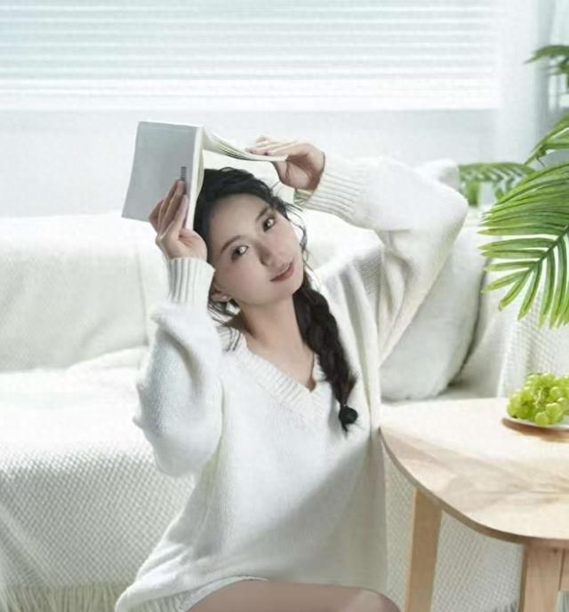 白毛衣居家写真火了！麻花辫少女的松弛感，藏着生活最美的模样