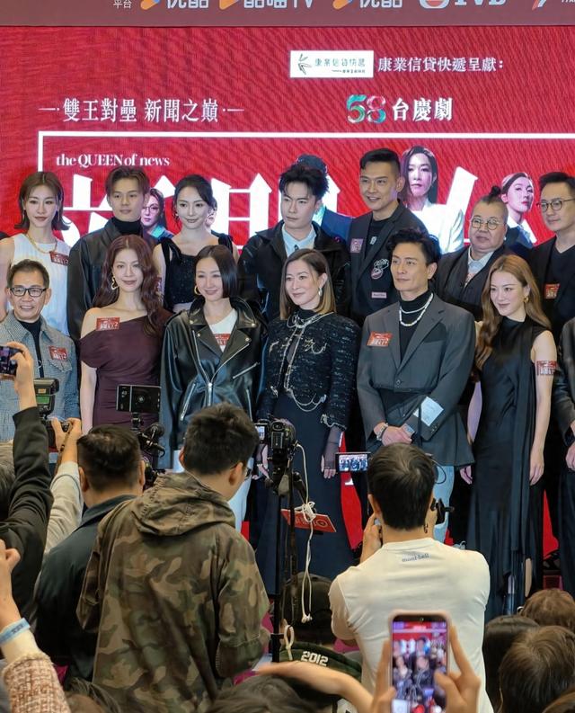 《新闻女王2》活动，张家妍缺席飞爷如此年轻，家嫂刘艳太漂亮了