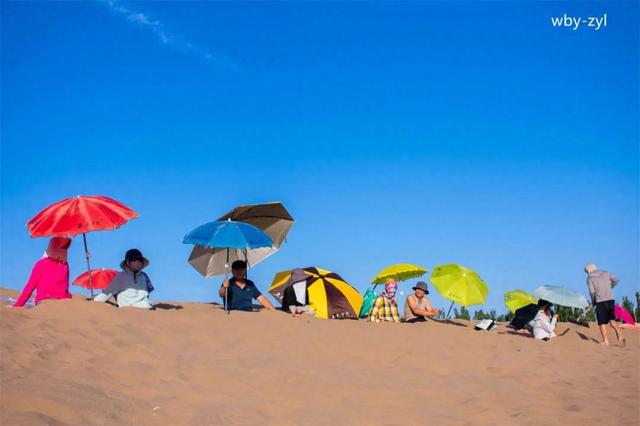 盛夏：敦煌鸣沙山下兴起沙疗热