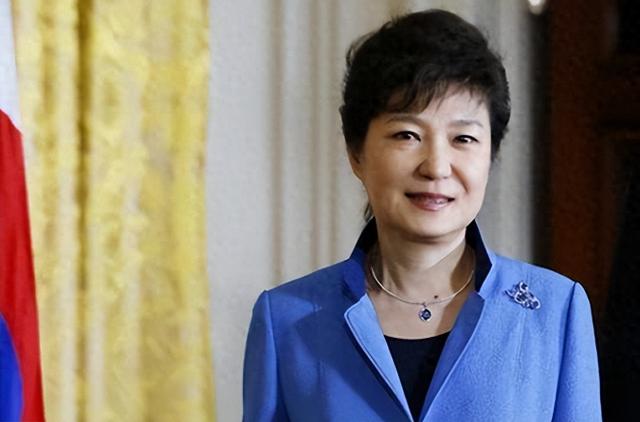 朴槿惠出狱生活：住1676平别墅	，与小10岁律师为伴，如今生活安逸