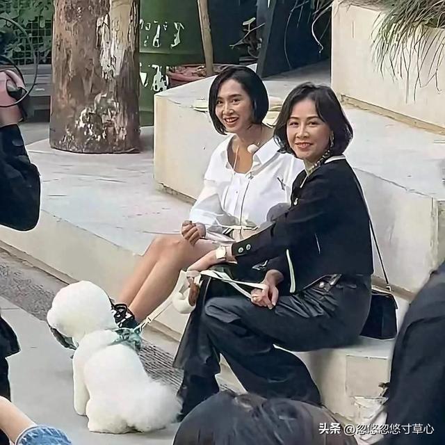 深圳街头偶遇朱茵 皮肤黝黑 身材矮小 腿很短 脸很小 很年轻看不出52岁