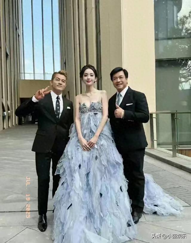 难怪郭富城主动求合照！这女人一身风情杀疯，网友：我看了都迷糊