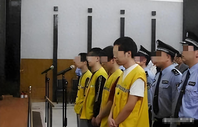 2002年两名混混因抢劫，毁了座二线城市，中国国运也被按下暂停键