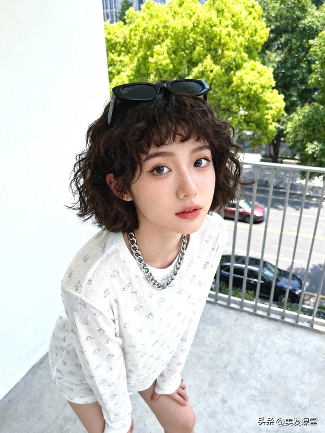 女生怎么卷发好看（三种很流行的女生烫发发型）
