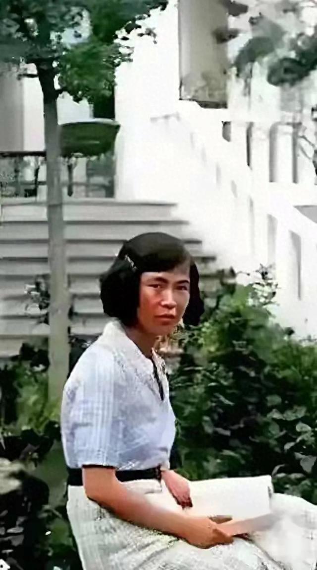 30岁的贺子珍在苏联莫斯科的样子， 并非演员扮演 	，纯纯的素颜女孩