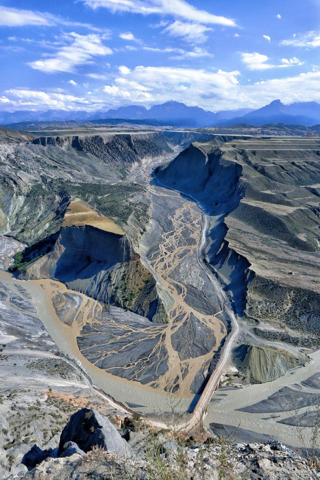 新疆地质奇观，天山断裂带，安集海大峡谷