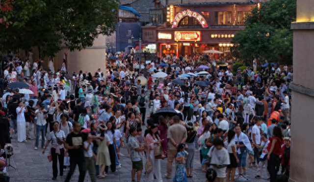 人山人海，20℃的昆明老街挤满了避暑的游客