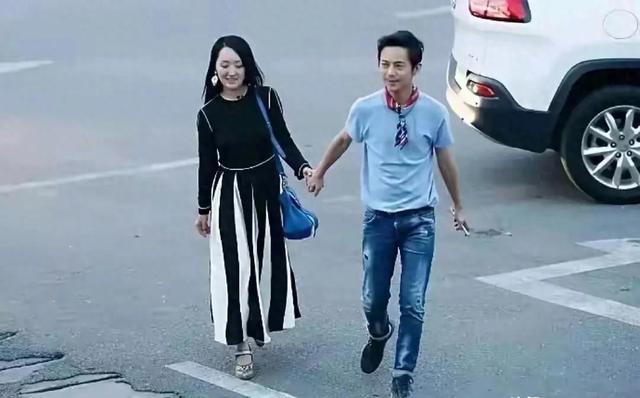 51岁的何炅，牵手54岁的杨钰莹，年过半百的俩人，画面温馨
