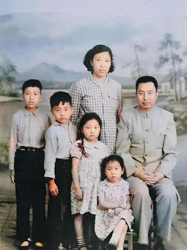 华国锋夫人韩芝俊有多美？1961年全家在长沙留影，30岁她端庄贤惠