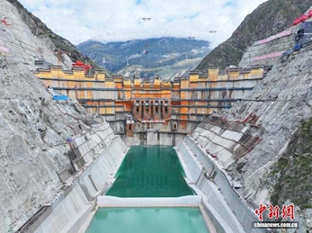 我国在建海拔最高双曲拱坝电站首批坝段浇筑到顶