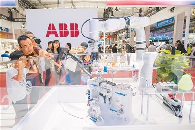 2025世界机器人大会解码工业机器人跃迁——从“循规蹈矩”到“眼明手快”