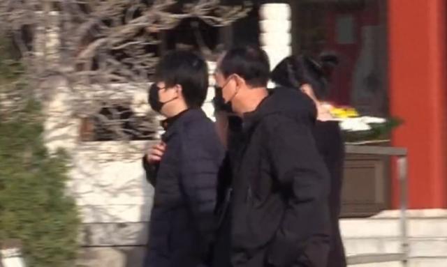 唐嫣一袭黑衣现身罗晋父亲葬礼，唐嫣父亲和明道也到场送别