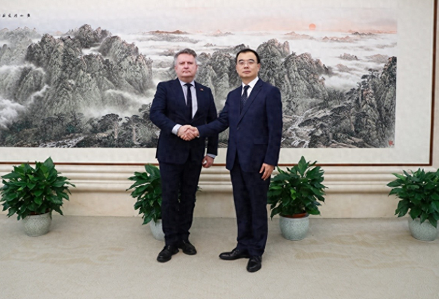 谈妥了，中乌代表在京握手，泽连斯基对华示好：支持“一中”原则，拔掉了中方1根毒针