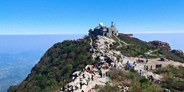 男子徒步泰山坠崖骨折，随身财物被偷，靠一颗核桃树荒野求生13天