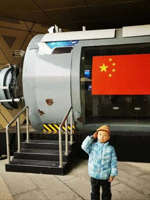 从小跟奶奶到处旅游，幼儿园一个月就去半天，杭州男孩上小学不习惯！奶奶：不后悔，但很感谢校长和老师