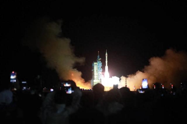 神舟二十一额济纳冲天！航天爱好者与各族群众共襄盛举