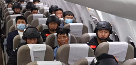 四大电诈头目被押解回国，舱内特写画面首次曝光