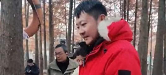 男子称妻子在安徽一景区不慎落水，被演员印小天从水中救起；印小天本人回复：本能反应	，小事一件