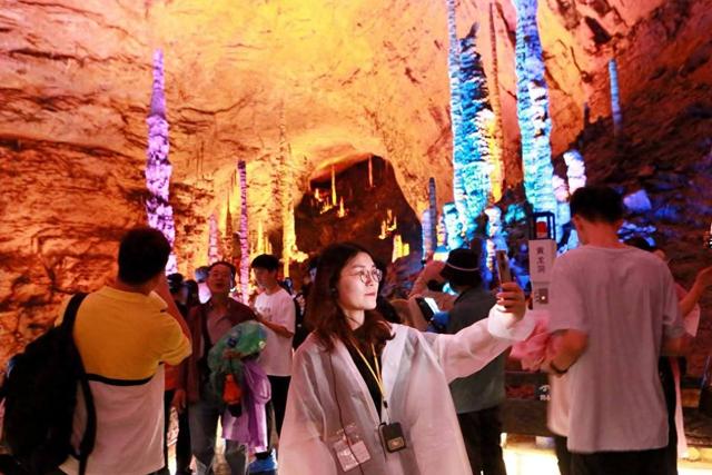 张家界黄龙洞：中外游客尽享夏日避暑新体验