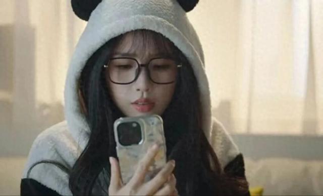 499天价手机壳，杨紫Lisa同款	，一年狂卖36亿