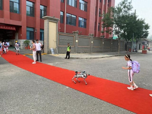 开学第一天与人工智能“SAY HI” 北京移动与北京育才学校小学部合作开展人工智能公开课