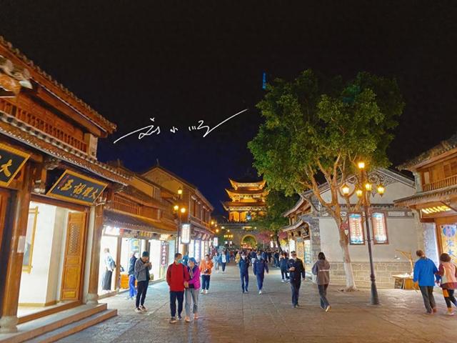 夜幕下的大理古城：满街地摊到底是“特色”，还是“煞风景”？