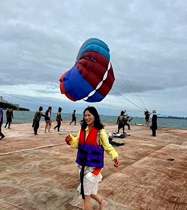 怀远在泰国海边抱二嫂，撒一波狗粮，以前不敢想的画面，弥补回来