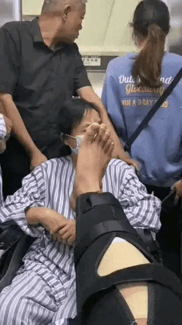 妈妈奥特曼打屁股图片（这是我生母给我起的名字）