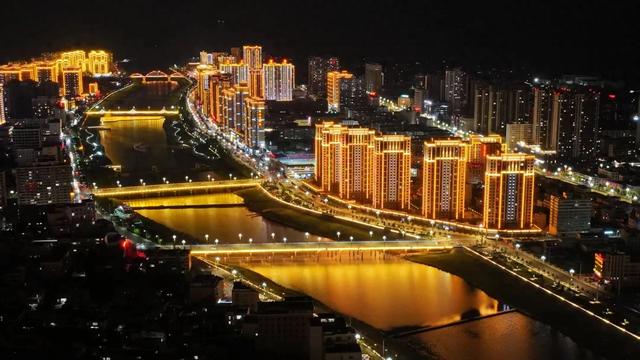 水墨成州夜生辉:青泥河与奎星楼的夜色对话