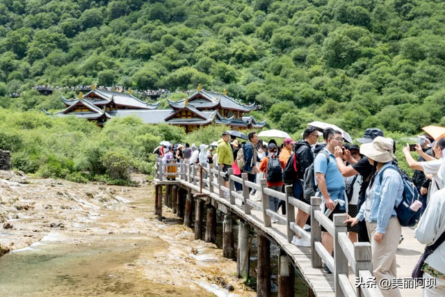 黄龙景区游客接待量再创新高，国际吸引力持续增强