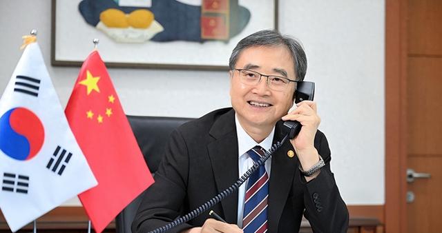 中方刚确认出席朝鲜80周年庆典，不到一天	，就接到韩国外长电话