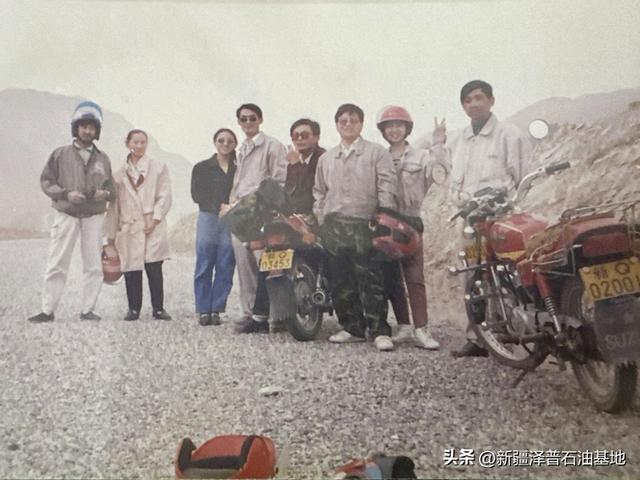 九十年代泽普石油基地青年户外游玩。
