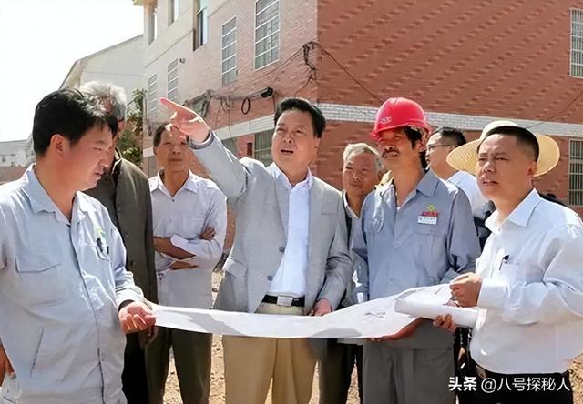 一年狂赚786亿	，吞并18个村庄，村长身家165亿，他们是干啥的？