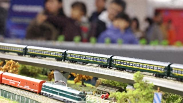 讲述中国火车的历史与荣光，在上海，“火车迷”大饱眼福！