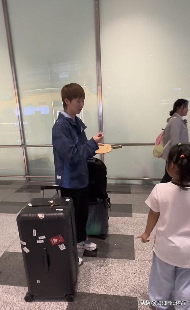 国乒落地北京，王曼昱收到小球迷送的蛋糕，为小球迷签名，林诗栋