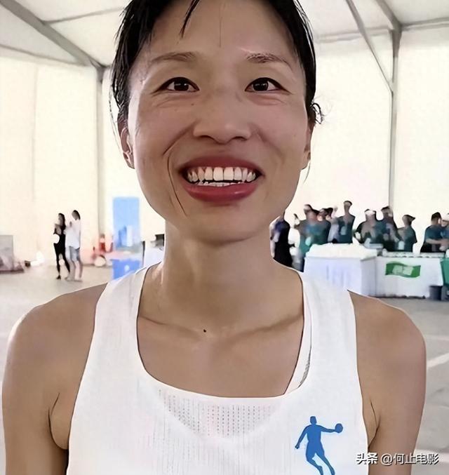 最快女护士风波再起，白岩松惹火上身，官媒出手句句戳打工人心坎